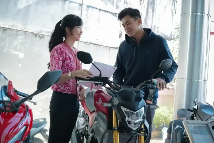 Promo AMEIZING di Menara Agung, Beli Honda CB150R Bonus Aksesoris 1 LAYANI KONSUMEN-Sales marketing PT Menara Agung melayani konsumen yang melakukan pembelian All New Honda CB150R.