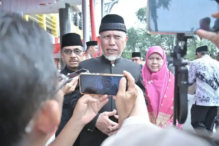 Upacara Hardiknas 2025 di Sumbar, Mahyeldi Serukan Pendidikan yang Cerdas, Sehat, dan Bermakna 1 KETERANGAN PERS— Gubernur Sumbar Mahyeldi Ansharullah memberikan keterangan pada wartawan usai upacara peringatan Hari Pendidikan Nasional (Hardiknas) 2025, Jumat (2/5) di halaman kantor Gubernur.