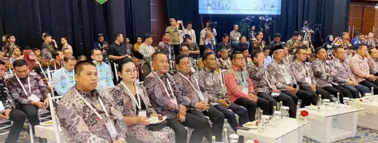 Manfaatkan Momen Apeksi, Wako Hendri Arnis Diskusikan Program Pembangunan dengan Kepala Daerah se-Indonesia 1 PEMBUKAAN APEKSI— Wako Padangpanjang Hendri Arnis mengikuti pembukaan Apeksi di Kota Surabaya, Kamis (8/5).