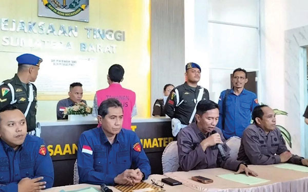 Selewengkan Dana Subsidi untuk Operasional Bus Trans Padang, Mantan Direktur Utama Perumda PSM jadi Tersangka Korupsi, Timbulkan Kerugian Negara Rp 2,7 Miliar 1 KORUPSI— Aspidsus Kejati Sumbar Fajar Mufti, didampingi Asintel Efendi Eka Saputra, Kasidik, Lexi dan Kapala Kasi Penkum M Rasyid, mengumumkan penyetapan PI yang merupakan mantan Dirut Perumda PSM sebagai tersangka korupsi.