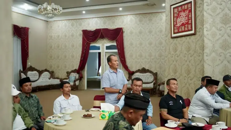 SAMPAIKAN ASPIRASI— Salah seorang tokoh masyarakat Lembah Gumanti, menyampaikan berbagai persoalan dalam audiensi dengan Bupati Solok Jon Firman Pandu, di ruang kerja bupati.