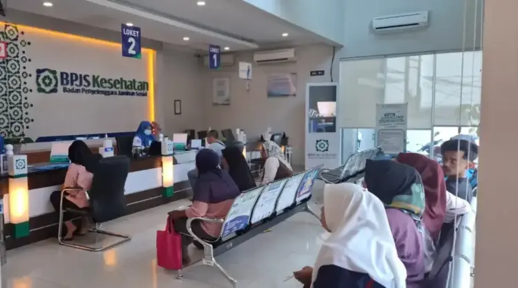 ANTREAN— Masyarakat terlihat menunggu antrean pelayanan BPJS Kesehatan di kantor cabang BPJS Payakumbuh.