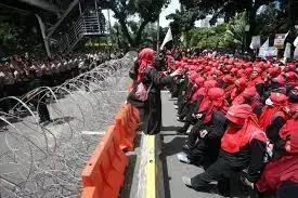 May Day, Buruh Tuntut Upah Layak hingga Perlindungan Pekerja 1 MAYDAY— Buruh dari berbagai serikat buruh melakukan aksi pada saat peringatan Hari Buruh Internasional (Mayday) di kawasan Patung Kuda Jakarta.