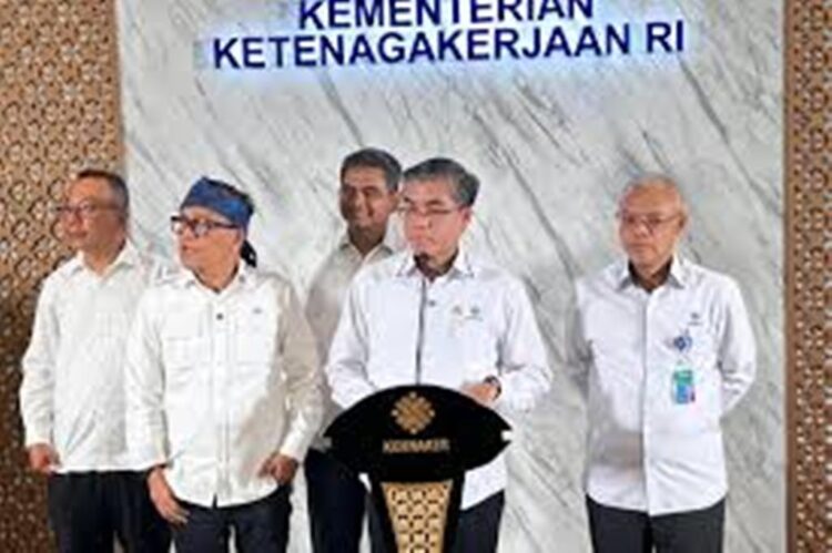 Kemnaker Terbitkan Surat Edaran, Perusahaan Dilarang Tahan Ijazah dan Dokumen Pribadi Karyawan 1 TERBITKAN SE— Menaker Yassierli menerbitkan Surat Edaran (SE) Nomor M/5/HK.04.00/V/2025 Tahun 2025 tentang larangan penahanan ijazah oleh pemberi kerja.