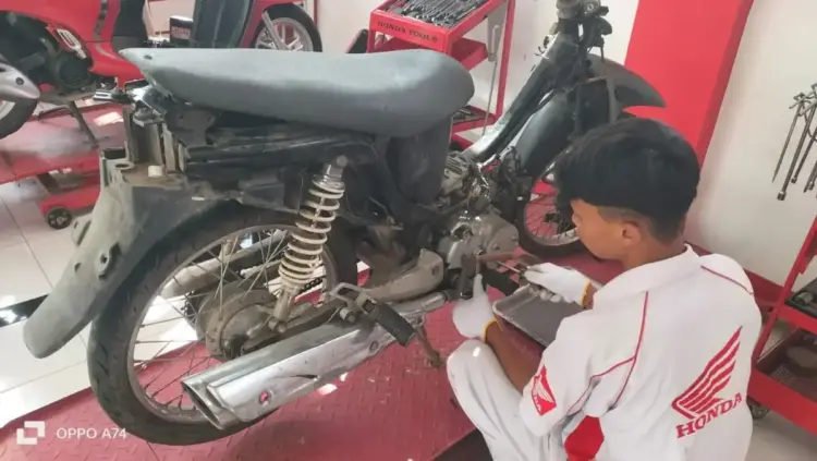 Cetak Lulusan dengan Keterampilan Standar Industri Otomotif, Menara Agung Lanjutkan Dukungan Pendidikan Vokasi di SMKN 1 Suliki 1 UKK-Siswa SMKN 1 Suliki mengikuti Uji Kompetensi Keahlian (UKK) yang dilaksanakan PT Menara Agung.