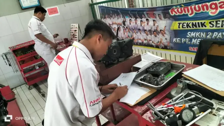 Uji Kemampuan Siswa jurusan TBSM, PT Menara Agung Pastikan Lulusan SMKN 2 Payakumbuh Terjamin Kompetensinya 1 UKK— Siswa SMKN 2 Payakumbuh mengikuti Uji Kompetensi Keahlian (UKK) yang diselenggarakan PT Menara Agung.