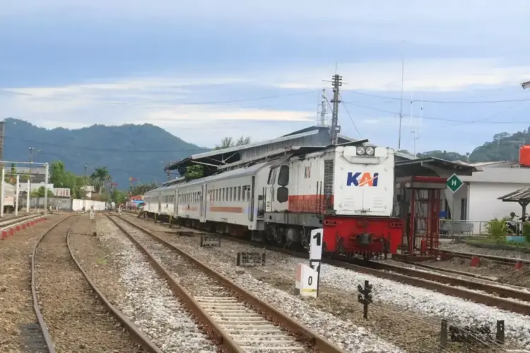 Naik Kereta Api Jadi Pilihan, Menikmati Keindahan Alam dan Wisata Sumbar 1 LAYANAN KERETa— KA Pariaman Ekspres merupakan layanan kereta api dari Padang menuju Pantai Gandoriah di Pariaman. Foto: Reza Shahab/ Kepala Humas PT KAI Divre II Sumbar.