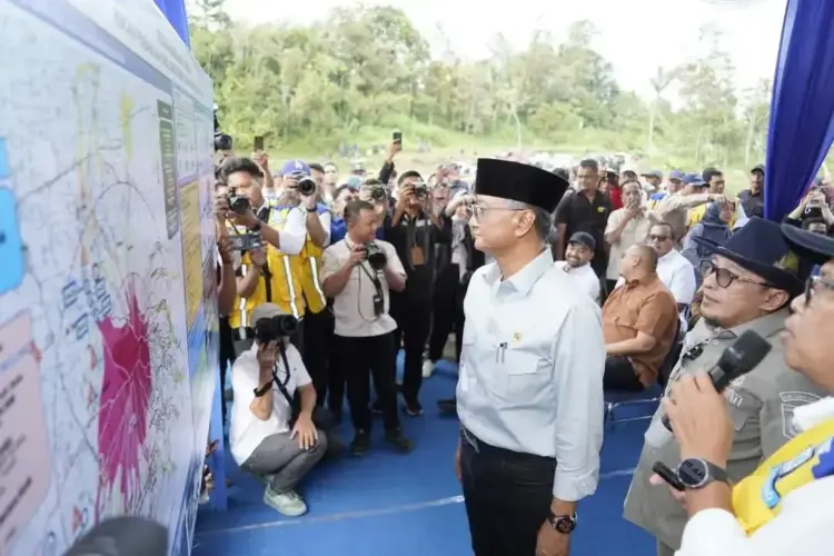 Menteri PU Tinjau Lokasi Rencana Pembangunan Sabo Dam 1 PETA RAWAN BENCANA— Menteri PU Dody Hanggodo melihat peta rawan bencana saat mengunjungi lokasi rencana pembangunan Sabo Dam di Nagari Sungai Jambu, Kecamatan Pariangan, Kabupaten Tanah Datar, Sabtu (3/5).