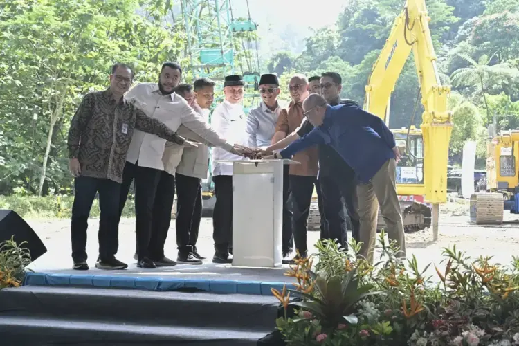 Bersama Gubernur dan Wagub Sumbar, Menteri PU Groundbreaking Pembangunan Fly Over Sitinjau Lauik 1 GROUNDBREAKING FLYOVER— Menteri Pekerjaan Umum (PU) RI, Dody Hanggodo melakukan groundbreaking pembangunan Fly Over Sitinjau Lauik Tahap I di lokasi stokpile Lubuk Paraku, Kecamatan Lubuk Kilangan, Sabtu (3/5).