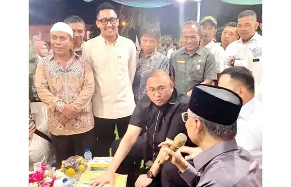 Menteri PU Siap Bereskan Banjir Rawang, Buah Perjuangan Rachmad Wijaya Bersama Andre Rosiade 1 KUNJUNGI DAERAH RAWANG— Wakil Ketua Komisi VI DPR RI Andre Rosiade bersama anggota DPRD Padang Rachmad Wijaya langsung mendampingi Menteri Pekerjaan Umum (PU) Dody Hanggodo, saat mengunjungi lokasi langganan banjir di Rawang, Kecamatan Padang Selatan, Kota Padang Jumat (2/5) malam lalu.