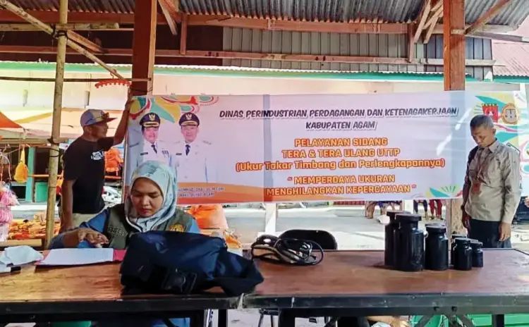 Disperindagnaker Agam Gelar Sidang Tera, Pastikan Timbangan Pasar Akurat 1 SIDANG TERA— UPTD Metrologi Legal Dinas Perindustrian Perdagangan dan Ketenagakerjaan (Disperindagnaker) Kabupaten Agam menggelar sidang tera dan tera ulang di Pasar Kayu Pasak Palembayan, Rabu (14/5).
