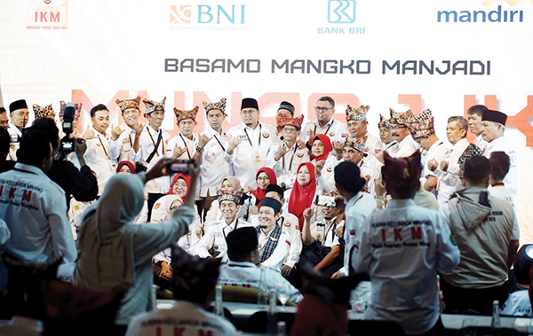 Andre Rosiade jadi Ketua Umum, Fahira Idris Yakin IKM semakin Kokoh sebagai Kekuatan Bangsa 1 MUNAS IKM— Munas ke-1 IKM yang berlangsung di Jakarta, Jumat (23/5), memilih Wakil Ketua Komisi VI DPR RI Andre Rosiade secara aklamasi sebagai Ketum DPP IKM periode 2025-2030.