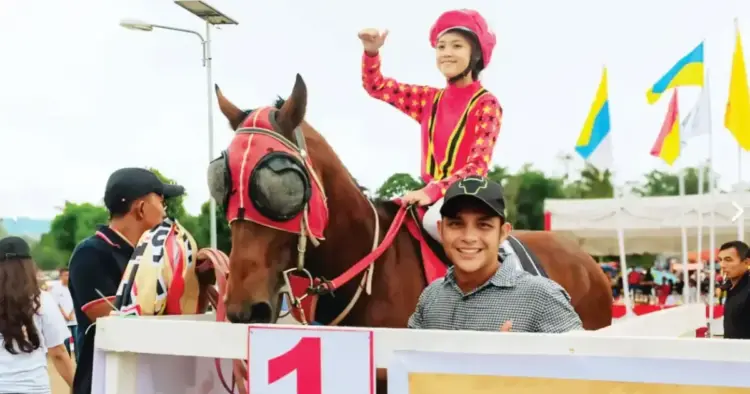 Najla Al Balkis, Joki Muda yang Curi Perhatian di Wisata Derby Bukittinggi-Agam 2025 1 Najla Al Balkis