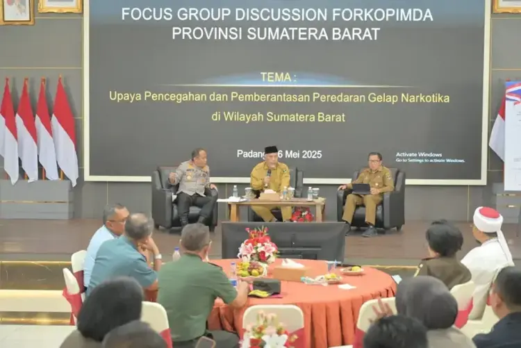 PEMBERANTASAN NARKOBA—Gubernur Mahyledi. Kapolda Sumbar Irjen. Pol. Dr. Drs. Gatot Tri Suryanta saat dialog pada acara FGD dengan tema “Upaya Pencegahan dan Pemberantasan Peredaran Gelap Narkoba di Wilayah Sumatera Barat.