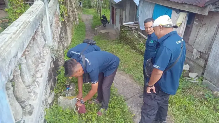 Tak Berikan Respon Tagihan, PDAM Bakal Lakukan Pemutusan 1 PERIKSA METERAN AIR— Petugas PDAM saat melakukan pemeriksaan meteran air pelanggan.