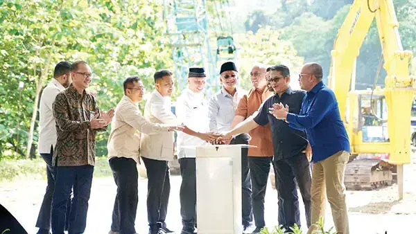 Menteri PU Groundbreaking Fly Over Sitinjau Lauik, Andre Rosiade: Komitmen Presiden Prabowo Bangun Sumbar 1 GROUNDBREAKING— Menteri PU Dody Hanggodo bersama Wakil Ketua Komisi VI DPR RI dari Fraksi Gerindra Andre Rosiade melakukan groundbreaking pembangunan Fly Over Sitinjau Lauik, Panorama 1, Sabtu (3/5). Turut hadir Anggota Komisi V DPR RI Zigo Rolanda, Gubernur Sumbar Mahyeldi, Wakil Gubernur Sumbar Vasko Ruseimy, Wali Kota Padang Fadly Amran, Bupati Solok Jon Firman Pandu.