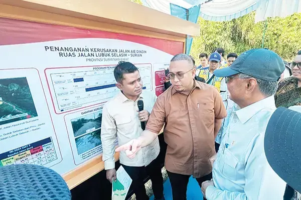 Bersama Menteri PU Tinjau Rencana Perbaikan Jalan Air Dingin, Andre Rosiade: Kita Sepakat Bikin Jalan Baru 1 PERBAIKAN JALAN AIR DINGIN— Wakil Ketua Komisi VI DPR RI dari Fraksi Gerindra Andre Rosiade bersama Menteri Pekerjaan Umum (PU) meninjau rencana perbaikan Jalan Air Dingin, Kabupaten Solok, Sabtu (3/5) lalu.