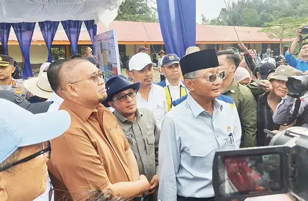 Bantu Percepat Pembangunan, Andre Rosiade akan Temui Presiden Prabowo Tambah Anggaran Sabo Dam Gunung Marapi 1 PENINJAUAN LOKASI SABO DAM— Wakil Ketua Komisi VI DPR RI Andre Rosiade mendampingi Menteri PU Dody Hanggodo, meninjau lokasi yang ditentukan untuk pembangunan sabo dam, guna pengendalian banjir lahar dingin Gunung Marapi, di dua kabupaten yakni Agam dan Tanah Datar, akhir pekan lalu.