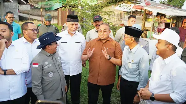 Boyong Menteri PU Tinjau Langsung, Andre Rosiade:Perbaikan Jalan Viral Lintau-PayakumbuhDikerjakan 2025 1 PERBAIKAN JALAN— Wakil Ketua Komisi VI DPR RI Andre Rosiade meninjau langsung jalan yang menghubungkan Lintau, Kabupaten Tanah Datar dengan Kota Payakumbuh bersama Menteri Pekerjaan Umum (PU) Dody Hanggodo, Sabtu (3/5) lalu.