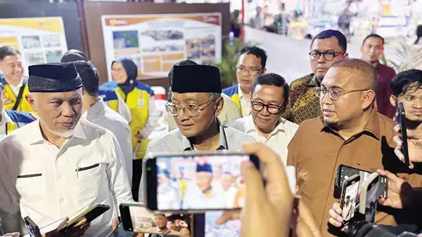 Bersama Menteri PU, Andre Rosiade bakal Bangun Pasar Bawah dan Penyediaan Air Bersih Bukittinggi 1 PASAR BAWAH— Wakil Ketua Komisi VI DPR RI dari Fraksi Gerindra Andre Rosiade melakukan kunjungan kerja bersama Menteri Pekerjaan Umum (PU) Dody Hanggodo, dan menyatakan siap mengawal pembangunan kembali Pasar Bawah Kota Bukittinggi.