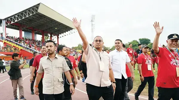 Andre Rosiade kembali Desak PSSI Pakai Wasit Asing di Laga-laga Penentu Liga 1 1 PENASIHAT— tim Semen Padang FC yang juga anggota DPR RI Andre Rosiade, saat menonton laga kandang Semen Padang FC di Stadion GOR H Agus Salim Padang, beberapa waktu lalu.