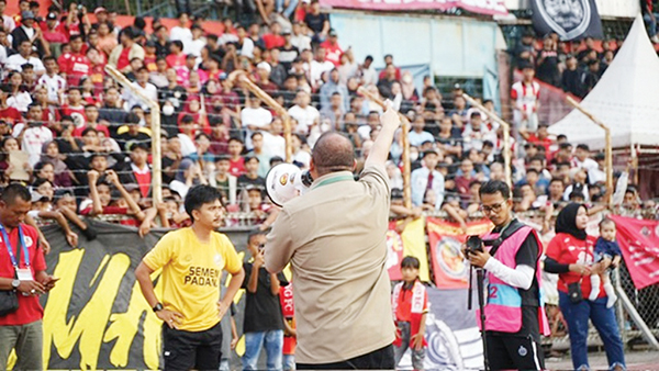 Laga Penentuan Semen Padang FC Bertahan Liga 1, Andre Rosiade Minta Erick Thohir Hadir 1 DUKUNGAN PENUH UNTUK SPFC— Penasihat tim Semen Padang FC Andre Rosiade menyaksikan laga Semen Padang FC saat menghadapi Persik Kediri, Minggu (18/5) sore, di Stadion GHAS. Dalam kesempatan itu, Andree juga terus meneriakkan dan meminta dukungan dari fans Kabau Sirah agar tim kebanggaan ranah Minang ini bisa bertahan di Liga 1.