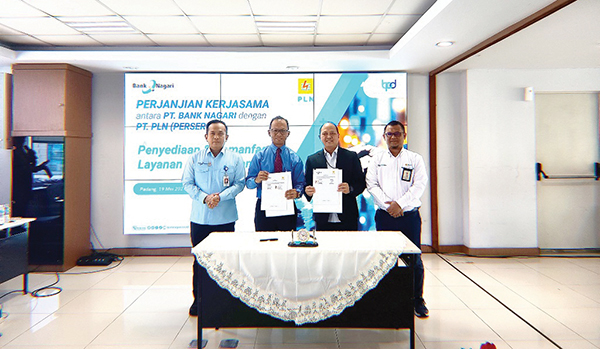 Bank Nagari-PLN Permudah Developer-Masyarakat Miliki Hunian Layak 1 PENANDATANGANAN KERJA SAMA— Direktur Keuangan Bank Nagari, Roni Edrian dan General Manager PLN Unit Induk Distribusi (UID) Sumatera Barat, Ajrun Karim melakukan penandatanganan perjanjian kerja sama, disaksikan Direktur Utama Bank Nagari, Gusti Candra, Senin (19/5).