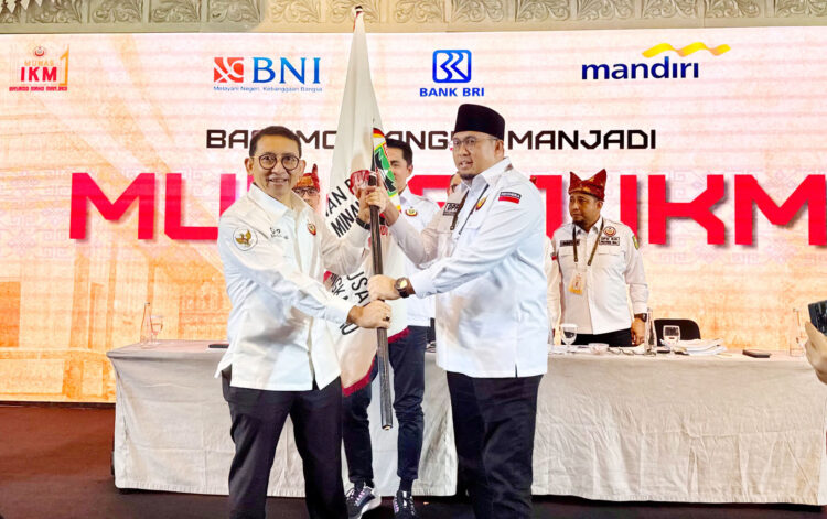 Sah! Andre Rosiade Terpilih jadi Ketua Umum IKM 2025-2030 1 KETUM TERPILIH— Wakil Ketua Komisi VI DPR RI dari Fraksi Gerindra Andre Rosiade terpilih secara aklamasi sebagai Ketua Umum DPP Ikatan Keluarga Minang (IKM) periode 2025-2030 melalui Munas ke-1 IKM, di Hotel Santika Premiere, Jakarta (23/5). Terlihat, Ketua Umum demisioner DPP IKM periode 2016-2025 Fadli Zon menyerahkan pataka IKM kepada Andre Rosiade.