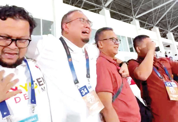 Semen Padang FC Bertahan di Liga 1, Andre Rosiade Tetap Teriak Lawan Mafia 1 MENAHAN HARU-- Anggota DPR RI yang juga penasihat Semen Padang FC Andre Rosiade, tidak kuasa menahan tangisnya saat Semen Padang dipastikan lolos dari jurang degradasi, setelah berhasil menang 2 0 atas Arema Malang di pekan terakhir Liga I, Sabtu (24/5) sore.