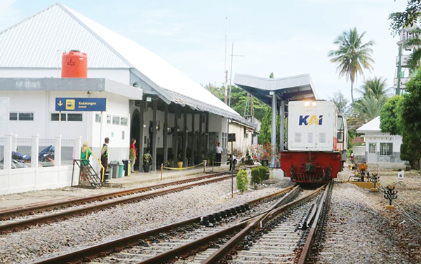 Ratusan Juta Pelanggan Bersubsidi, PSO Kereta Api 2025 Dorong Akses Transportasi Merata dan Berkelanjutan 1 TRANSPORTASI PUBLIK— PT Kereta Api Indonesia (Persero) bersama Direktorat Jenderal Perkeretaapian (DJKA) Kementerian Perhubungan terus memperluas akses transportasi publik berbasis rel melalui skema tarif bersubsidi atau Public Service Obligation (PSO).
