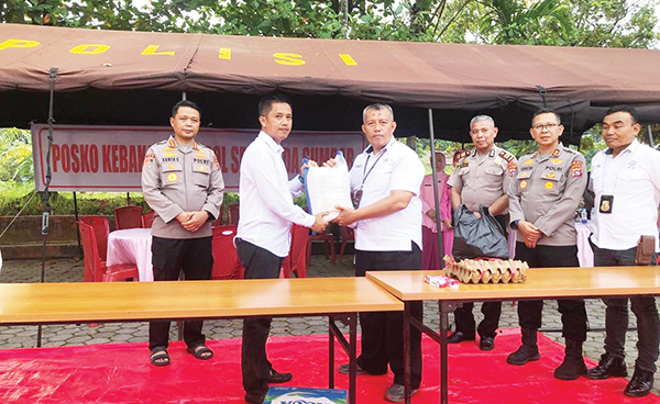 PT Semen Padang Salurkan Bantuan Sembako Korban Kebakaran Asrama SPN Polda Sumbar 1 BANTU KORBAN KEBAKARAN— Staf Tanggung Jawab Sosial dan Lingkungan (TJSL) PT Semen Padang, Nurwan menyerahkan bantuan sembako kepada korban kebakaran yang melanda Kompleks Asrama SPN, kepada Kepala SPN Polda Sumbar, Kombes Pol Erwin Suwondo, Senin (26/5).
