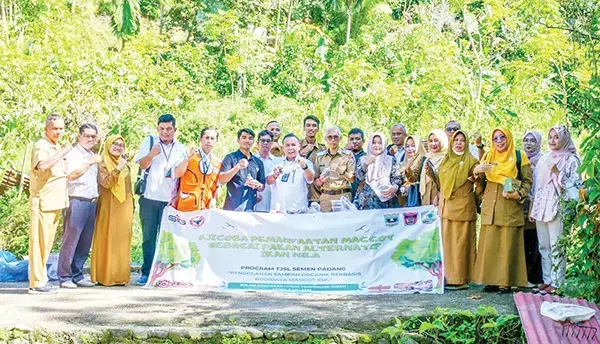 PT Semen Padang Uji Coba Maggot sebagai Pakan Ikan, Solusi Mandiri untuk Lingkungan dan Ketahanan Pangan 1 UJI COBA MAGGOT— PT Semen Padang bersama Pemko dan Unand melakukan menguji pemanfaatan larva Black Soldier Fly (BSF) atau maggot sebagai pakan alternatif ikan nila di kolam milik Pokdakan Lubuk Tampurung Indah, Kecamatan Kuranji.