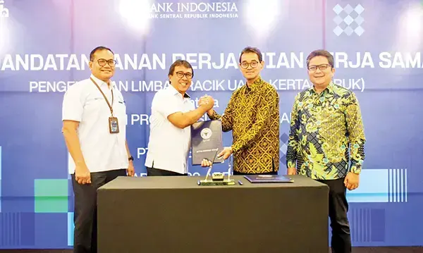 PT Semen Padang dan BI Sumbar Ubah Limbah Uang Jadi Energi Hijau 1 TEKEN KERJA SAMA— Direktur Operasi PT Semen Padang Pri Gustari Akbar dengan Deputi Kepala Perwakilan BI Dandy Indarto Seno, melakukan penandatangan Perjanjian Kerja Sama (PKS) berlangsung di Wisma Indarung, PT Semen Padang.