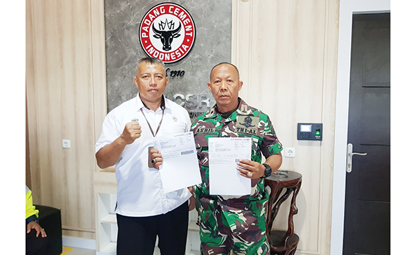 PT Semen Padang dan TNI AL Pulihkan Saluran Irigasi, Hidupkan 35 Hektare Lahan Pertanian di Solok Selatan 1 BANTUAN 250 ZAK SEMEN— PT Semen Padang menyalurkan 250 zak semen untuk membantu kegiatan Karya Bhakti TNI Angkatan Laut (TNI AL) Lantamal II Padang. Bantuan ini difokuskan pada perbaikan saluran irigasi yang rusak parah di Nagari Sako Selatan, Jorong Baru, Kecamatan Sungai Talu, Kabupaten Solok Selatan.