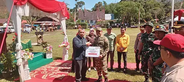 Dukung Pemerataan Pembangunan, PT Semen Padang Serahkan Bantuan TMMD ke-124 1 BANTUAN SAK SEMEN— Staf TJSL Unit CSR PT Semen Padang Nurwan, menyerahkan bantuan 250 sak semen, dan diterima langsung oleh Wakil Bupati Limapuluh Kota Ahlul Badrito Resha, disaksikan Dandim 0306/50 Kota Letkol Inf Ucok Namara, Kapolres 50 Kota AKBP Syaiful.