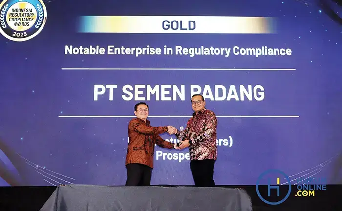 Konsisten Patuhi Regulasi, PT Semen Padang Raih Penghargaan Gold IRCA 2025 1 PENGHARGAAN IRCA 2025— Kepala Departemen Komunikasi & Hukum Perusahaan PT Semen Padang, Iskandar Z. Lubis menerima penghargaan kategori Gold dalam ajang Indonesia Regulatory Compliance Award (IRCA) 2025 yang diselenggarakan Hukumonline, di Jakarta, pekan lalu.