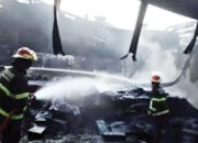 Api kembali Menyala di Pabrik Karet PT Teluk Luas, Berasal dari Tumpukan Material Sisa Kebakaran Sebelumnya