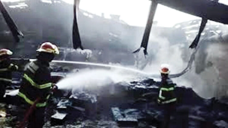 Api kembali Menyala di Pabrik Karet PT Teluk Luas, Berasal dari Tumpukan Material Sisa Kebakaran Sebelumnya 1 PEMADAMAN— Petugas Damkar melakukan pemadaman api yang kembali menyala di pabrik karet PT Teluk Luas.