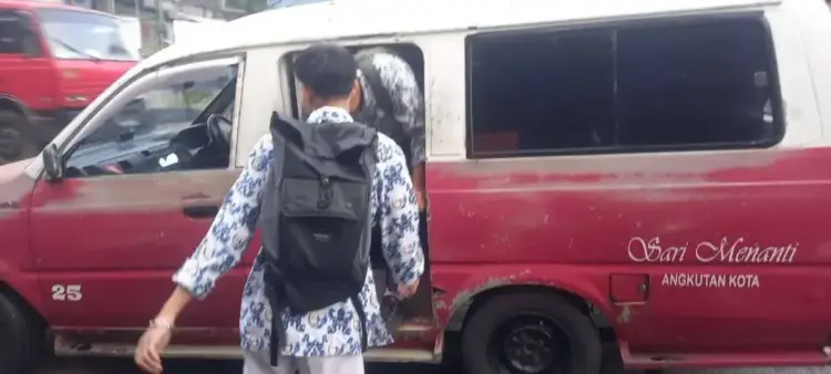 Para Pelajar Sangat Terbantu dengan Program Angkutan Gratis