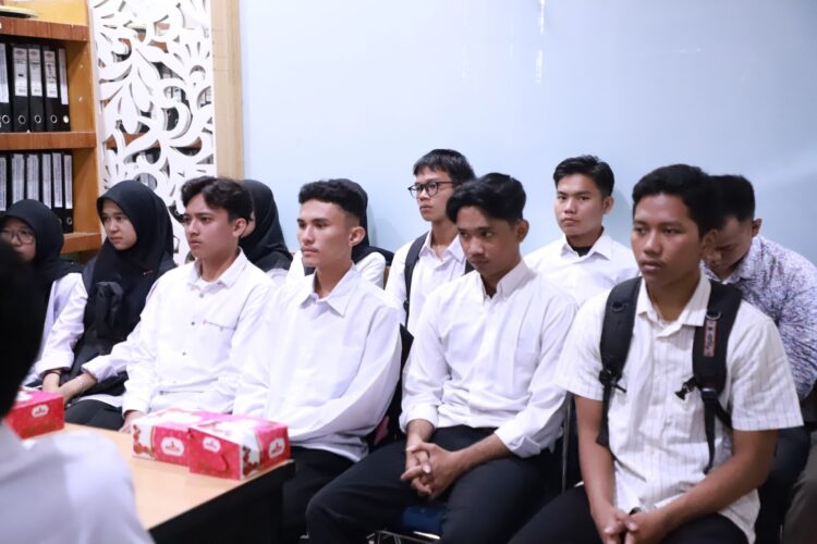 26 Pencari Kerja Ikuti Pelatihan Bahasa Inggris dan Bahasa Jepang 1 PELATIHAN BAHASA JEPANG— Sebanyak 26 orang peserta mengikuti orang pelatihan Bahasa Inggris dan Bahasa Jepang selama selama 30 hari, di Aula DPMPTSP Kota Solok.