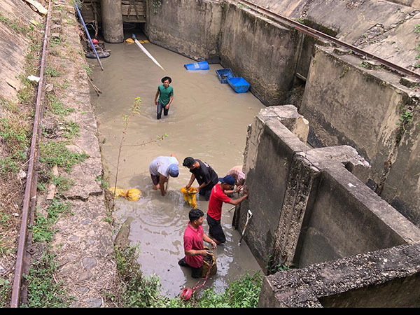 Kemarau Panjang dan Debit Air Berkurang, Bak Penangkapan Air PDAM Dikuras 1 PENGURASAN BAK— Para petugas PDAM Sawahlunto melakukan pengurasan Bak Penangkup Air Baku yang berada di Rantih, dengan kondisi lumpur yang mencapai 1 meter akibat sudah 20 tahun tidak diibersihkan.