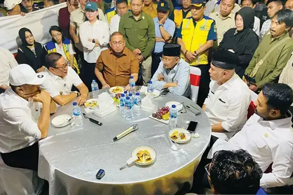 Pasar Bawah Bukittinggi Segera Direvitalisasi, Pemko Usulkan Anggaran Rp431 Miliar ke Pemerintah Pusat 1 TINJAU— Wako Bukittinggi, Ramlan Nurmatias menyambut kedatangan Menteri PU, Dody Hanggodo, bersama Anggota DPR RI, Andre Rosiade dan Zigo Rolanda, Gubernur Sumbar, Mahyeldi, Wakil Gubernur, Vasco Ruseimy saat meninjau lokasi Pasar Bawah Bukittinggi, Sabtu (3/5).