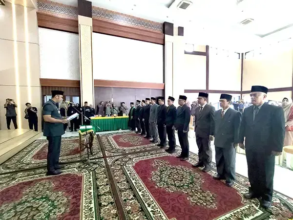 10 Pejabat Eselon II di Lingkup Pemkab Sijunjung Dirotasi 1 PELANTIKAN PEJABAT —
Bupati Sijunjung Benny Dwifa melakukan pelantikan dan pengambilan sumpah jabatan pejabat eselon di Balairung Lansek Manih, Kantor Bupati, Jumat (2/5).