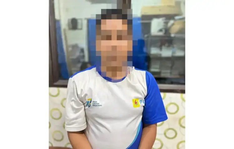 Parah! Pedagang Mainan Kedapatan Berbuat Cabul, Modusnya 3 Anak Dipertontonkan Video Porno, Korban Diminta Pegang Alat Kelaminnya 1 CABUL— Pelaku TA (38) diamankan di Polresta Padang usai ketahuan melakukan perbuatan cabul kepada tiga anak di Kecamatan
Koto Tangah.