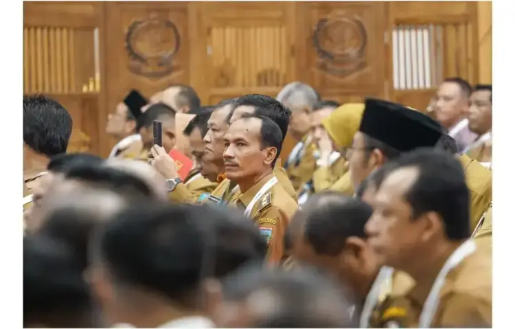 Untuk Program 3 Juta Rumah, Pemda Jadi Perpanjangan Tangan Pusat 1 HADIRI RAKOR— Wakil Bupati Solok Selatan H. Yulian Efi menghadiri Rapat Koordinasi Teknis Perumahan Perdesaan. Kehadiran pada rapat ini mengingat pemerintah daerah yang akan memegang peranan penting dalam pelaksanaan Program 3 Juta Rumah yang digawangi pemerintah pusat.