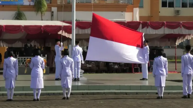 Peringatan Hardiknas dan Hari Otoda ke-XXIX, Semangat Kolaborasi dan Partisipasi Aktif sebagai Pilar Utama Pembangunan 1 PIMPIN UPACARA— Bupati Pasbar H Yulianto menjadi pemimpin upacara peringatan Hari Pendidikan Nasional dan Hari Otonomi Daerah ke-XXIX Tahun 2025, di halaman kantor bupati, Senin (5/5).