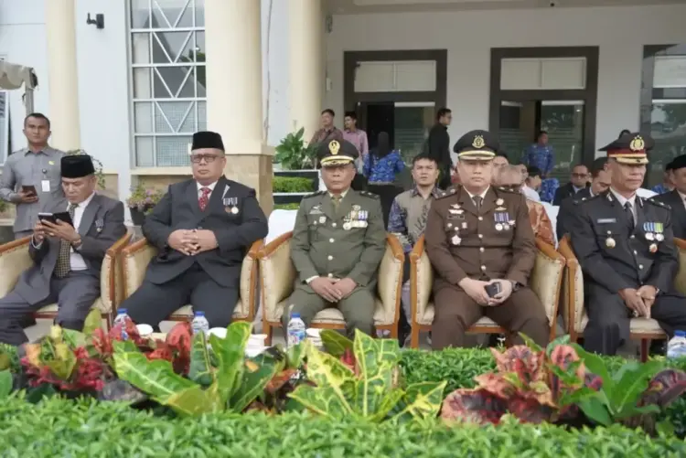 Momentum Hari Pendidikan Nasional, Pemerintah Ajak Semua Pihak Perbaiki dan Tingkatkan Kualitas Pendidikan 1 PERINGATAN HARDIKNAS— Jajaran pejabat Pemkab, Forkopimda, ASN dan sejumlah pelajar menghadiri upacara peringatan Hari Pendidikan Nasional, Jumat (2/5).