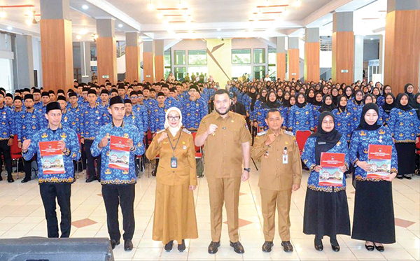 Wako Padang Serahkan SK Pengangkatan CPNS Formasi Tahun 2024, Awal Perjalanan Panjang Pengabdian 397 ANS 1 SERAHKAN SK PENGANGKATAN— Wali Kota Padang Fadly Amran, menyerahkan SK Pengangkatan CPNS Formasi Tahun 2024, di Bagindo Aziz Chan Youth Center pada Selasa (27/5).