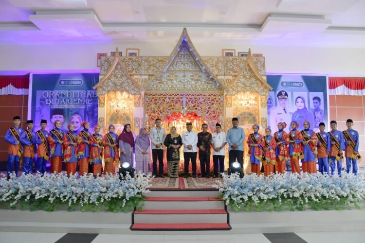 Pemilihan Duta GenRe 2025, Wadah Edukasi dan Pembentukan Karakter Remaja 1 DUTA GENRE— Finalis Duta GenRe Kabupaten Agam foto bersama Sekda, Edi Busti usai pembukaan grand final pemilihan Duta GenRe, di Balairung Rumah Dinas Bupati Agam, Jumat (23/5).