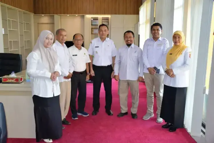 Gandeng BPOM Payakumbuh, Agam Perketat Pengawasan Obat dan Makanan 1 GANDENG BPOM— Pemkab Agam gandeng BPOM Payakumbuh dalam hal pengawasan obat dan makanan saat pertemuan koordinasi yang dihadiri oleh Wakil Bupati Agam Muhammad Iqbal, Kepala BPOM Payakumbuh, Iswadi, serta sejumlah kepala OPD terkait, yang digelar di Ruang Kerja Wakil Bupati Agam, Rabu (7/5).